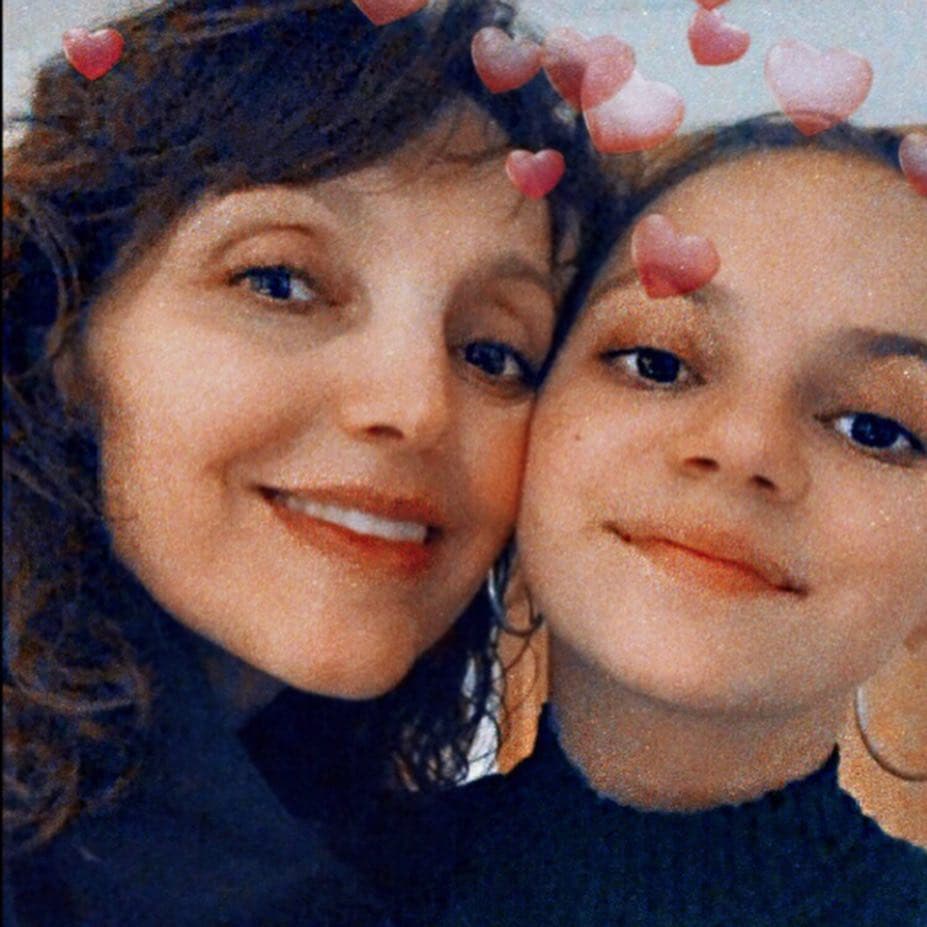 Para el día de las madres de 2019, Dafne le dedicó un tierno mensaje a su mamá. “Escuchaste a una loca de 8 años que decía ‘mamá, quiero ser actriz como tú’ y te lo tomaste en serio y me enseñaste que actuar es un arte y no solo un pasatiempo, has estado conmigo en cada trabajo solo para apoyarme, enseñarme y hacerme mejorar”, dijo en Instagram.