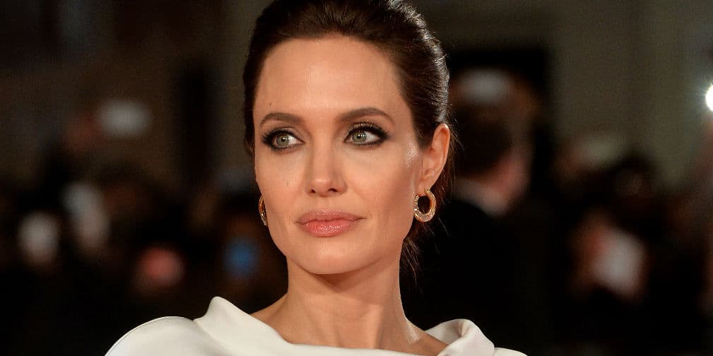8. Angelina Jolie: En mayo de 2013 la actriz reveló que se había extraído los dos senos para prevenir el cáncer.