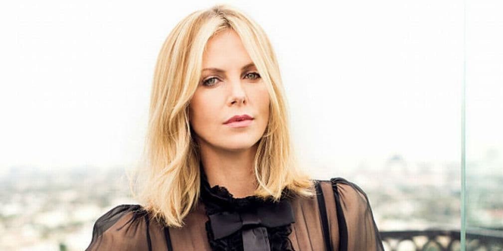 3. Charlize Theron: Ayudó a un guardia de seguridad en los Premios de la Academia en 2013, tras desmayarse.