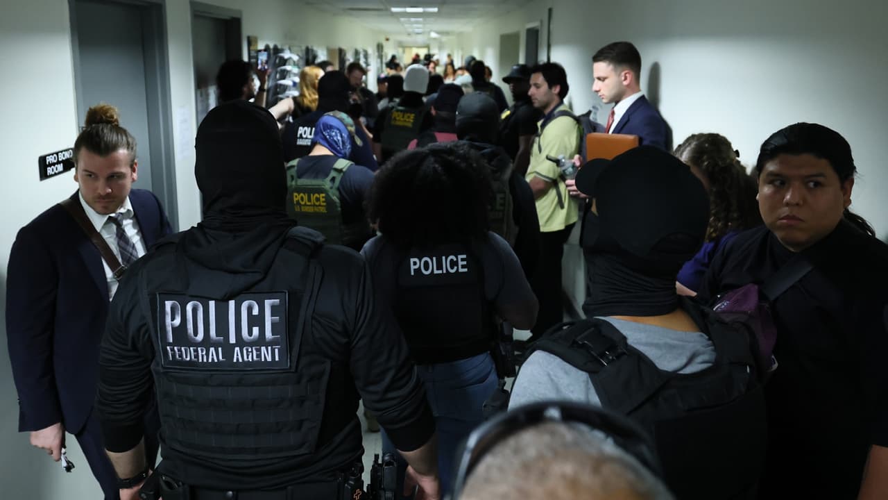 ICE sigue esperando a inmigrantes en las cortes de Manhattan, al tiempo que líderes locales buscan protegerlos