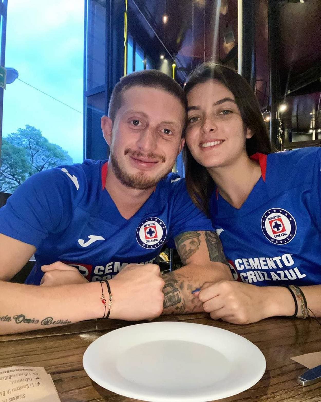 Tras fuertes ataques, novia de Octavio Ocaña se retira de las redes sociales