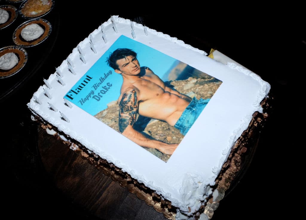 Si de atuendos atrevidos se trata, qué tal sus fotos sin playeras o las nudes que "le filtraron". Seguro más de una de sus fans va a pedir ese pastel para su próximo cumpleaños.