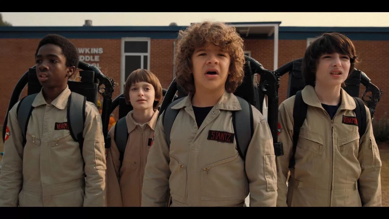 En la segunda temporada de ‘Stranger Things’, Mike, Lucas, Will y Dustin se disfrazan de ‘Los Cazafantasmas’ para asistir a la escuela en Halloween, percatandose que son los únicos que están disfrazados.