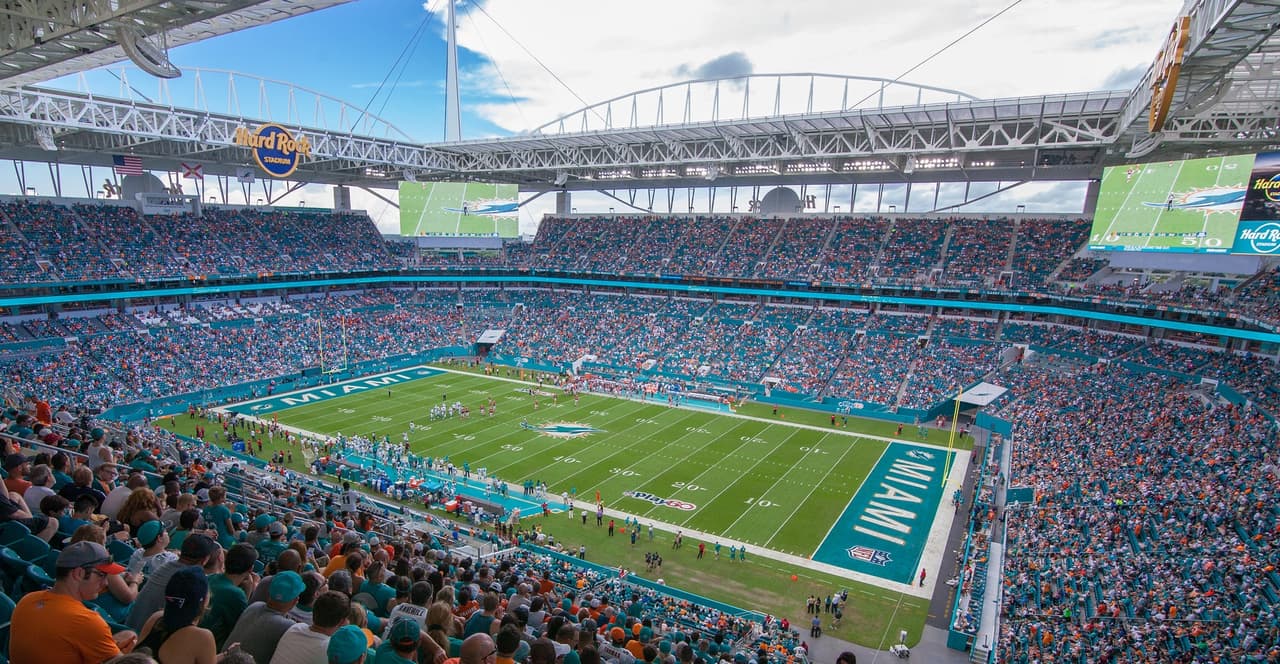 Podrías pagar 10 viajes para dos personas al Super Bowl del próximo año en Miami y te sobraría para traer muchos llaveros o playeras con la frase "Fueron al Super Bowl y nada más me trajeron esta #$%@ camiseta".