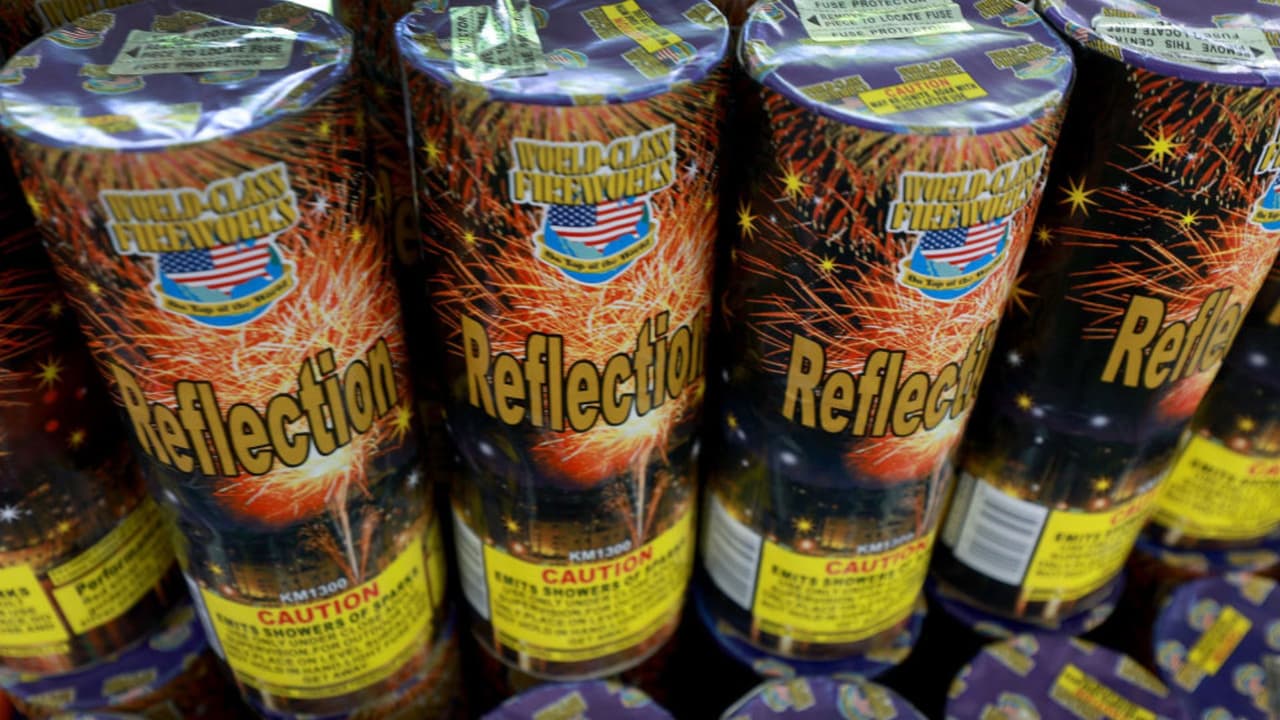 Alejar a los niños y tener agua cerca: recomendaciones para el uso de fuegos artificiales