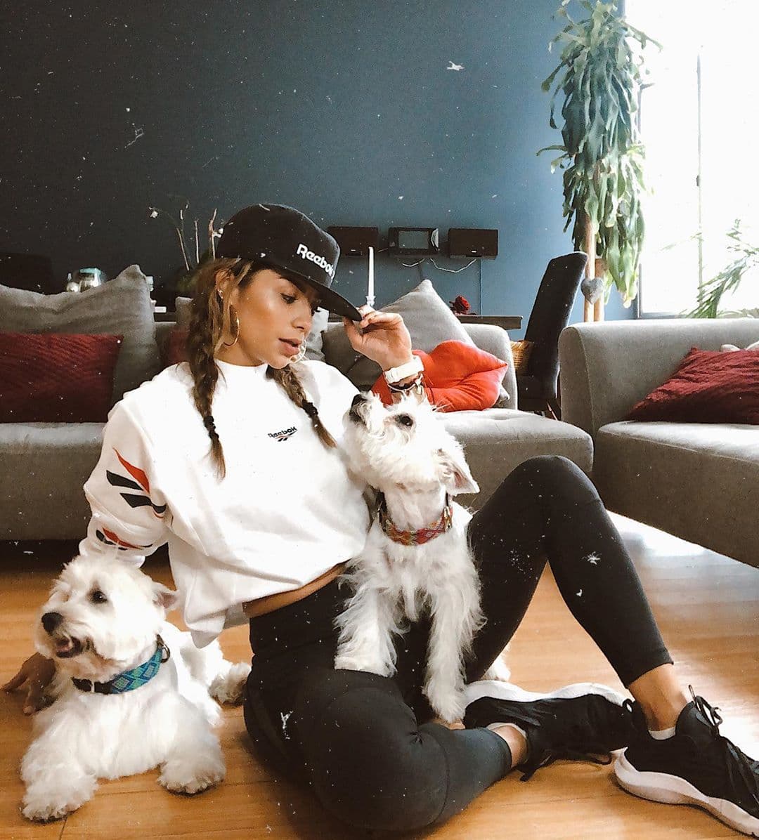 Le encantan los animales y tiene dos perritos llamados Kraco y Martina, con quienes ha posado en varias ocasiones en Instagram.