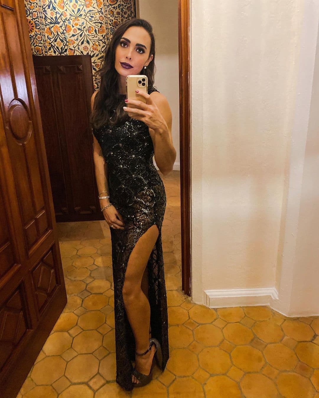 A pesar de que en la mayoría de sus publicaciones aparece con ropa deportiva, eso no quiere decir que siempre se vista así. El pasado 19 de abril subió una fotografía en la que aparece con un vestido negro muy elegante, pero debido a la pandemia la fiesta se canceló.