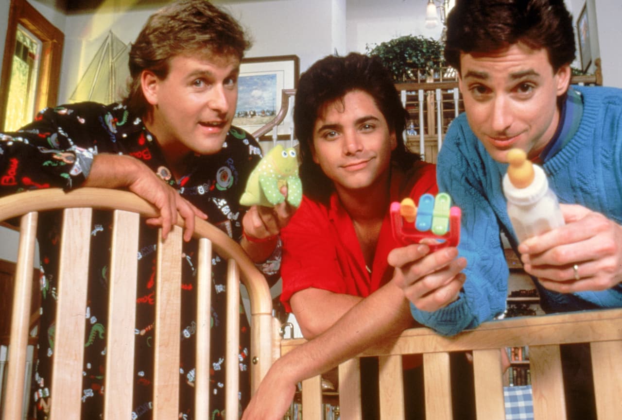 Según el sitio web del programa, John Stamos, Dave Coulier y Jodie Sweetin son los únicos miembros del elenco que aparecieron en los 193 episodios que componen esta serie.