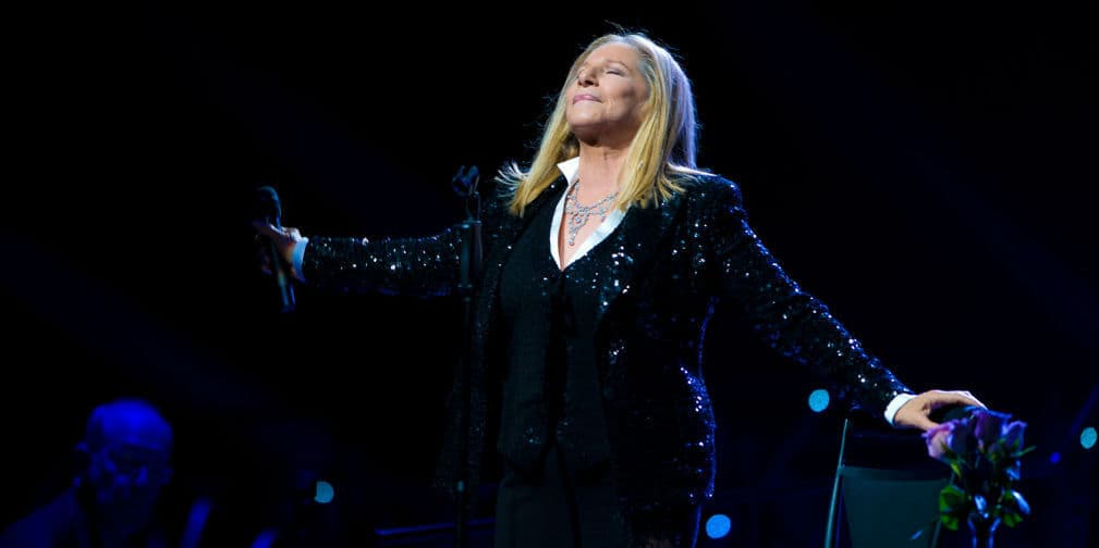 5. Barbra Streisand: La cantante y actriz pide, en más de una ocasión, pétalos de rosas. ¿En dónde? En su baño.