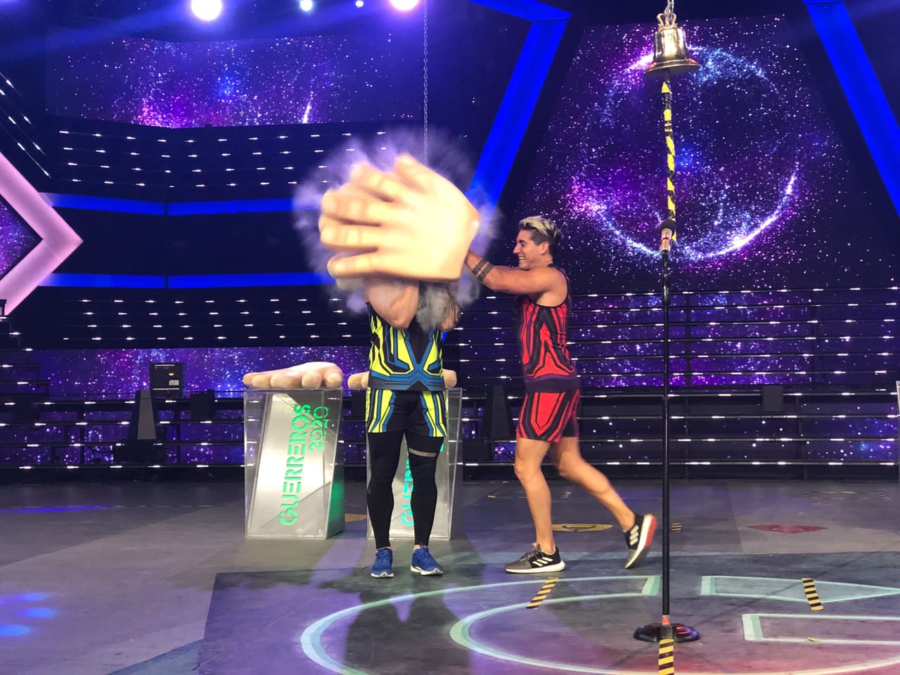 El momento divertido llegó con las Preguntas Infernales cuando Agustín le ganó a Nicola, quien recibió tremendo cachetadón con harina.