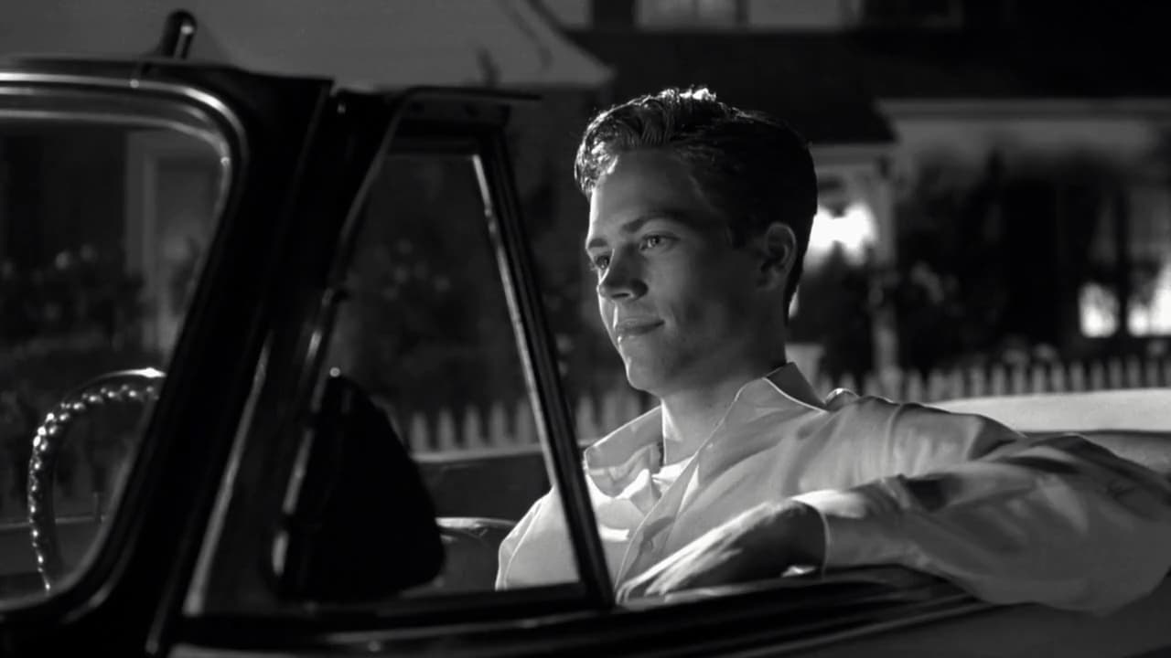 Ya que andamos en el mismo año y con una foto en blanco y negro, debemos mencionar 'Pleasantville' (1998), cinta nominado al Premio de la Academia en las categorías de Mejor dirección artística,Mejor diseño de vestuario y Mejor banda sonora. Walker es Skip Martin, un personaje de un programa de televisión que ve David (Tobey Maguire), quien termina dentro del show junto con su hermana (Reese Whiterspoon).