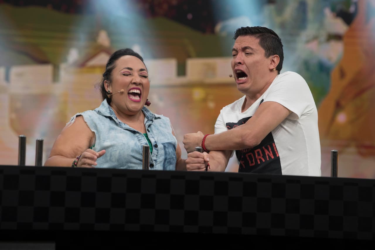 Armando le cedió su lugar a Michelle, pero al final los dos recibieron los toques juntos.