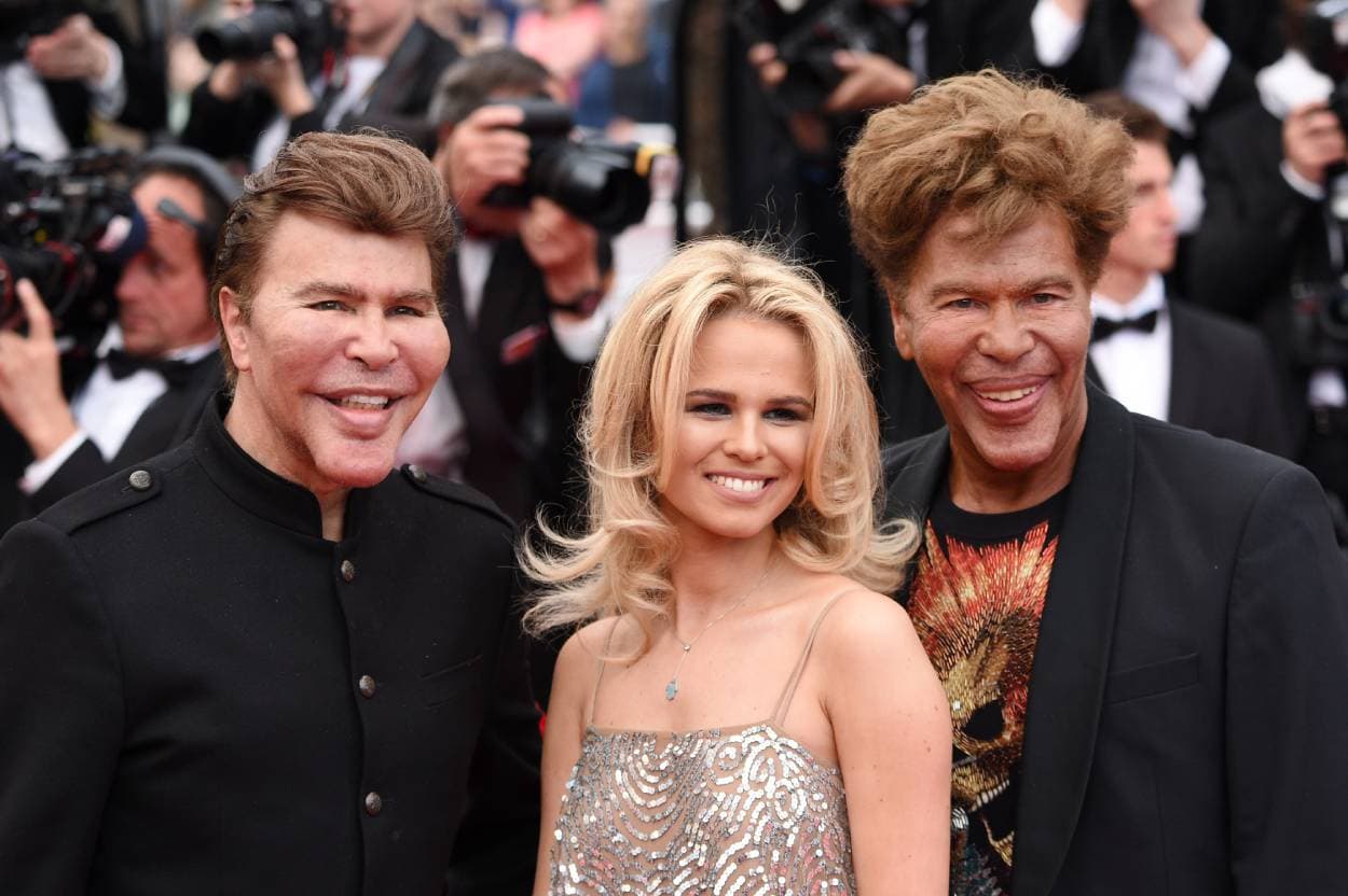 Grichka Bogdanoff, Julie Jardon e Igor Bogdanoff en la premier de 'Solo: A Star Wars Story' en el Festival de Cine de Cannes en 2018