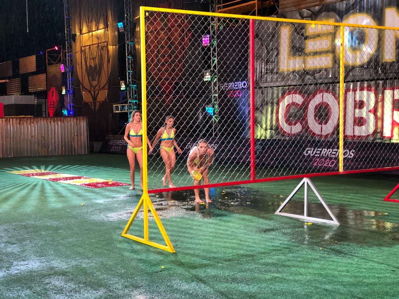 ‘En los globos de agua Reno, Estefanía y Aurélie atraparon los globos que les aventó “El Sina”. Agustín no pudo hacer esto con Dariana, Macky Luciana. Los de amarillo se siguieron separando de sus contrarios.
