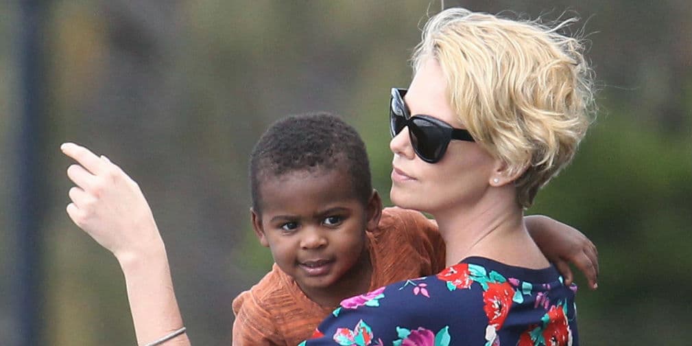 10. Charlize Theron: Decidió adoptar a un niño llamado Jackson el 14 de marzo de 2012.