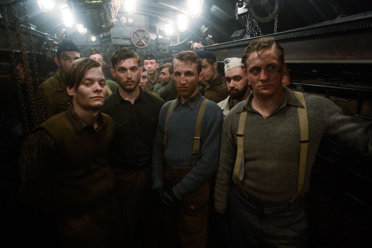 Se entrelazan tres historias llenas de tensión con personajes que exploran cómo el alma humana puede ser retorcida por la guerra. En la tierra se enfoca alrededor de la Resistencia francesa y, al mismo tiempo, se sumerge en el submarino alemán U- 612 y su tripulación.