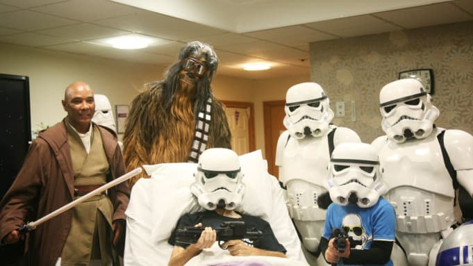 Pide como última voluntad ver el Episodio IX, y productores de Star Wars se lo conceden