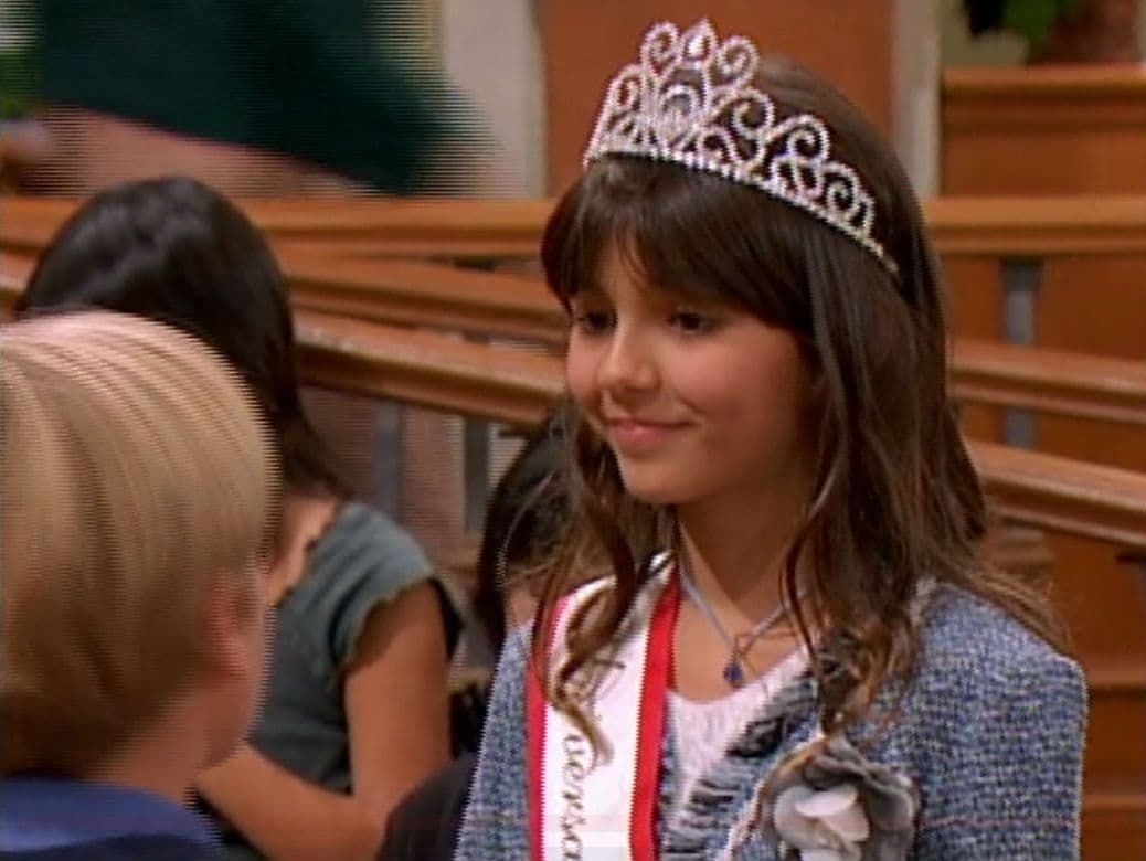 Se dice que tanto Selena Gomez como Victoria recibieron su primer beso en la serie de Disney 'Zack y Cody: Gemelos en acción'.