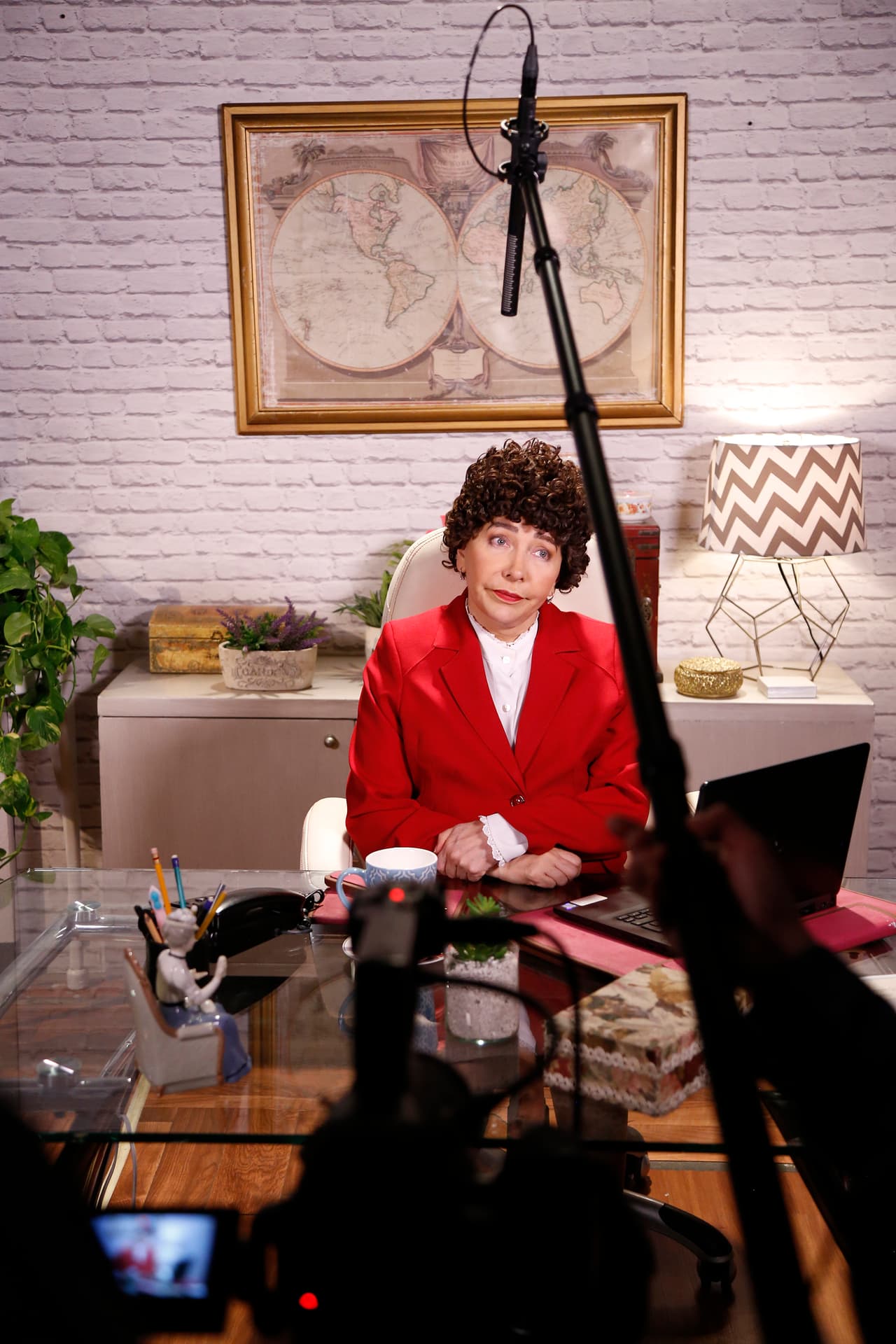 El 16 de marzo de 2020 estrenará 'DL & Compañía' en Canal 5, donde le dará trabajo a comediantes en chambas comunes. Edson Zuñiga, Alejandra Rivera, El Jiots y otros serán tatuadores, microbuseros, chambearán en una taquerías, vulcanizadoras y otros lugares.