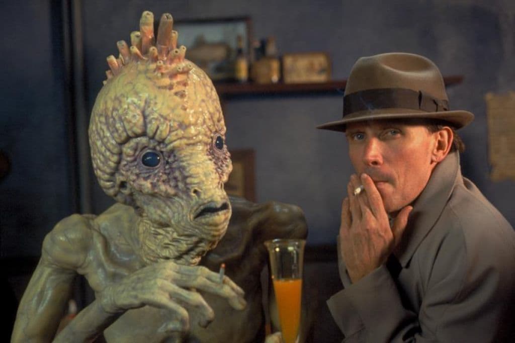 Naked Lunch (1991): No podía faltar un largometraje de David Cronenberg, para la ocasión elegimos la adaptación de la novela de William S. Burroughs. Aquí un escritor se hace adicto a la sustancia que usa para matar insectos, le dispara accidentalmente a su esposa. Insectos gigantes y máquinas de escribir que parecen cucarachas son parte de las escenas.