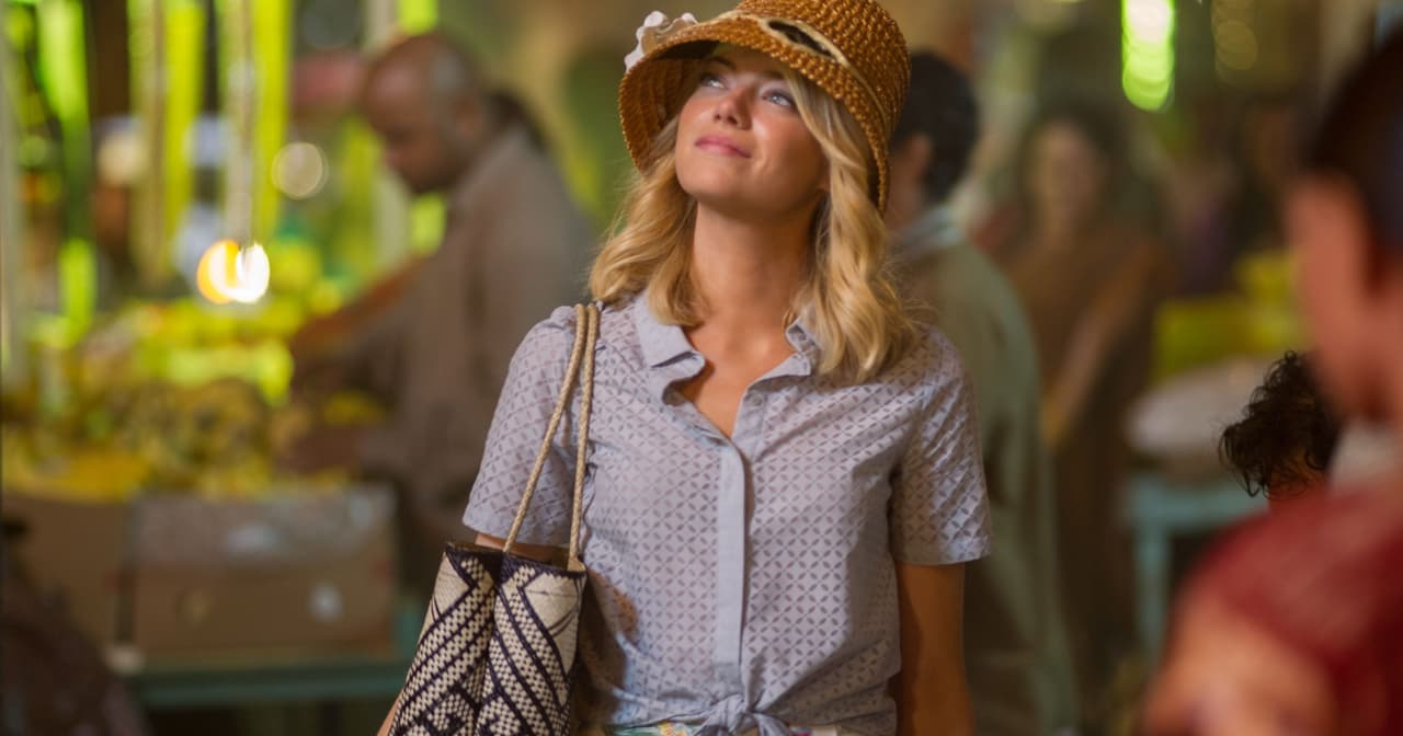 En 'Aloha' Emma Stone interpreta a Allison Ng, una mujer de ascendencia china/hawaiana. La elección de la actriz estuvo llena de reacciones negativas. Ella se ha disculpado en numerosas ocasiones por haber tomado el papel.