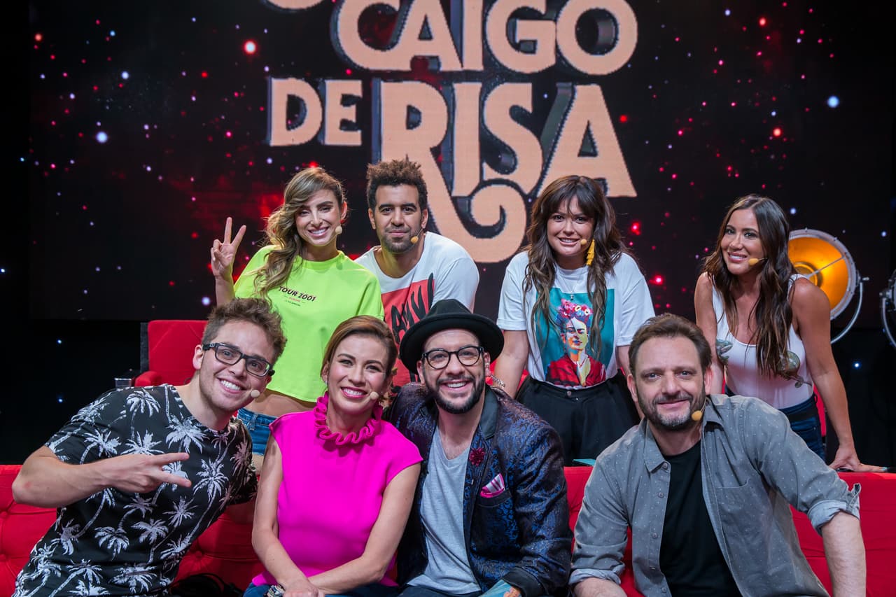 No podía faltar la foto de la invitada con la Familia Disfuncional.