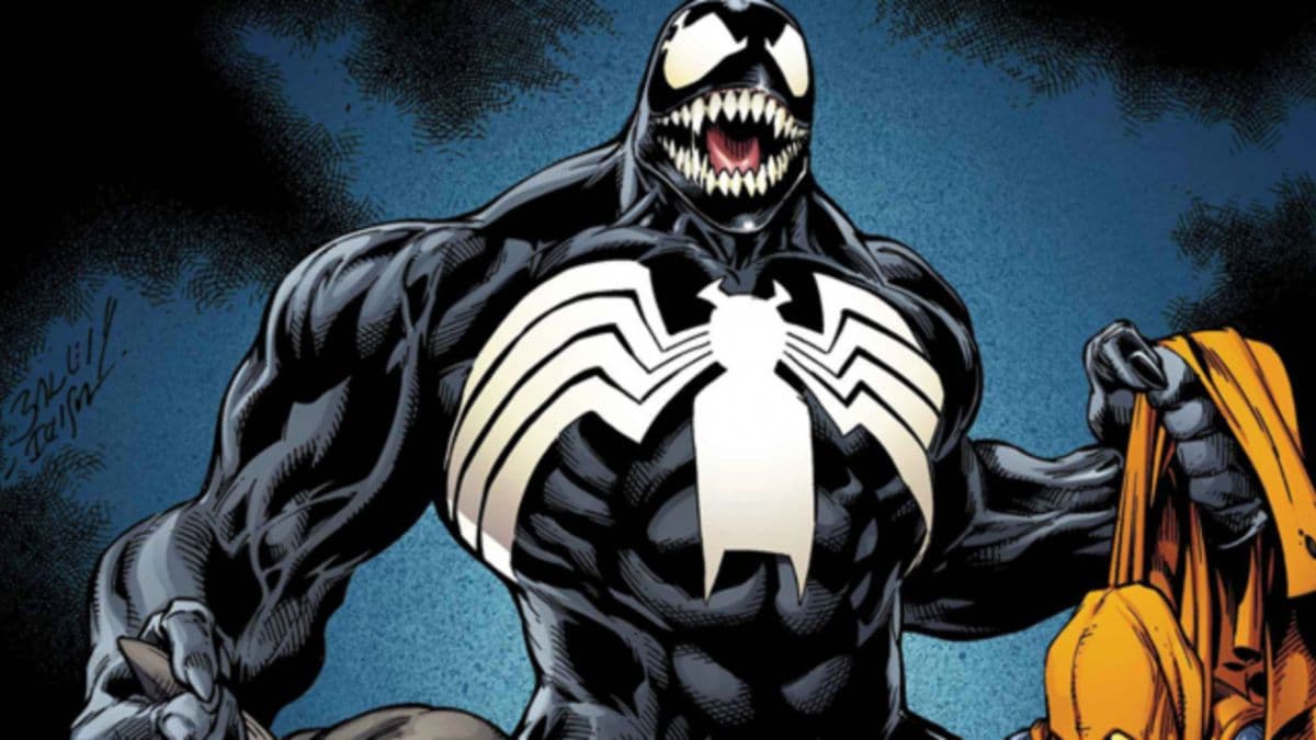 Niña juega con Venom como si fuera un gatito