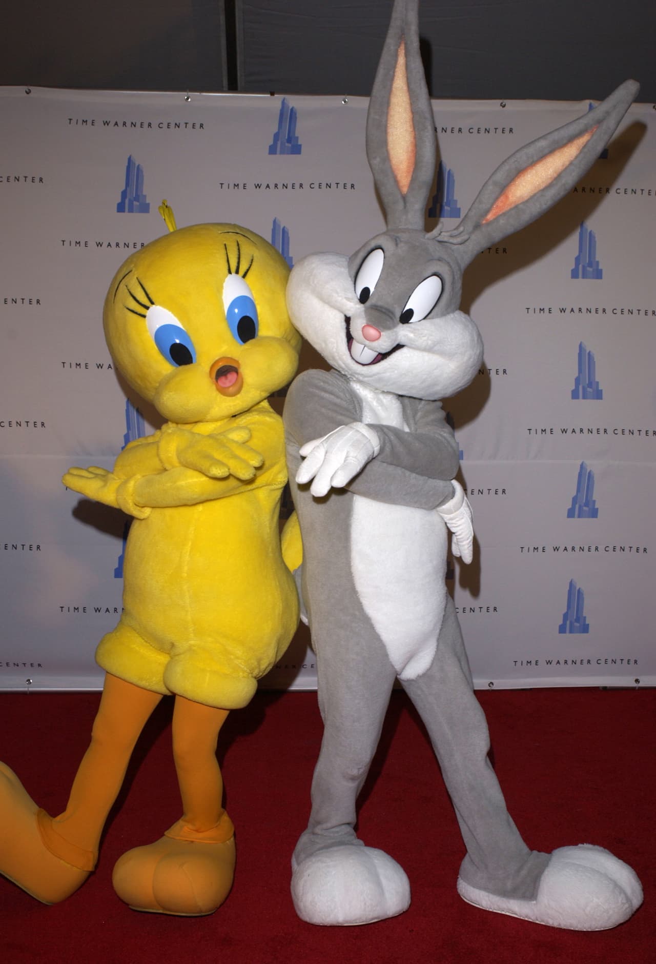 Mel Blanc, quien prestaba su voz a este personaje, solía comer zanahorias y masticarlas con mucha intensidad cuando grababa los capítulos.