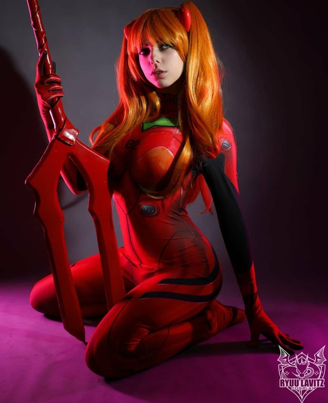 Ryuu Lavitz se ve hermosa y a la vez letal. Con todo y la lanza de Longinus.