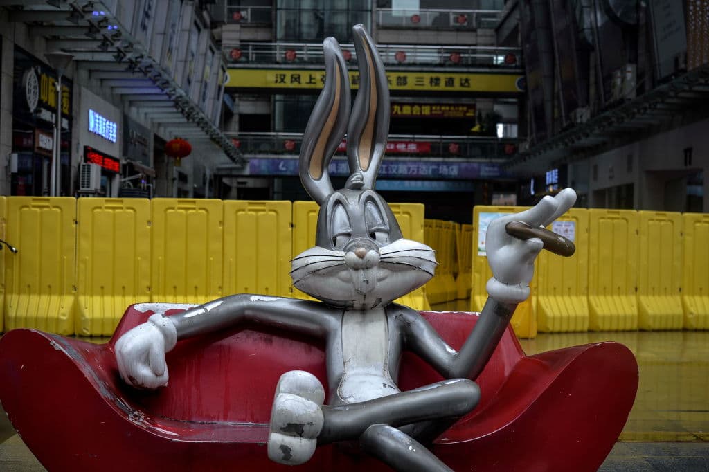 En ‘Space Jam’ apareció por primera vez Lola, una liebre de la que Bugs se enamora y se convierte en su novia.