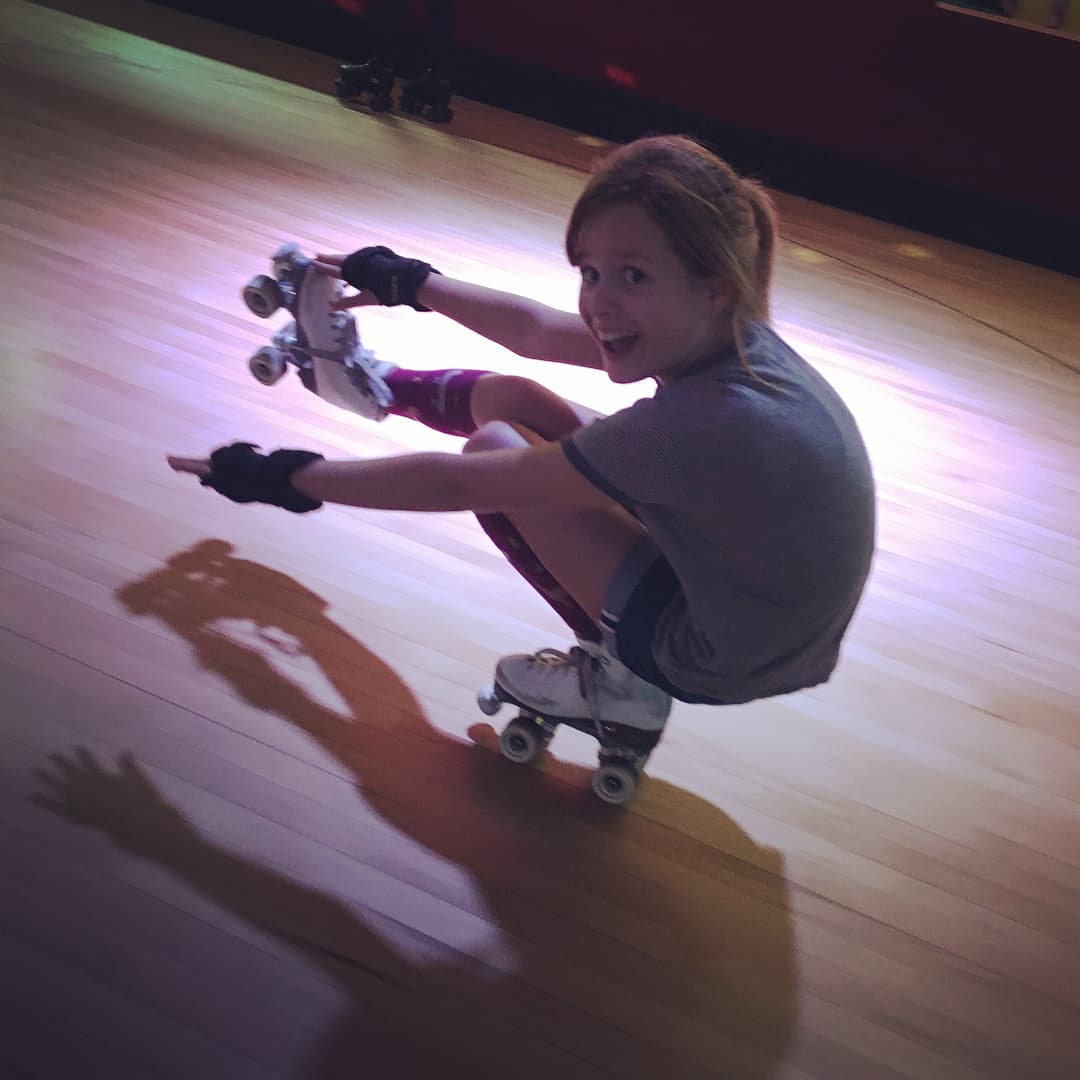 Uno de sus deportes favoritos es el patinaje.