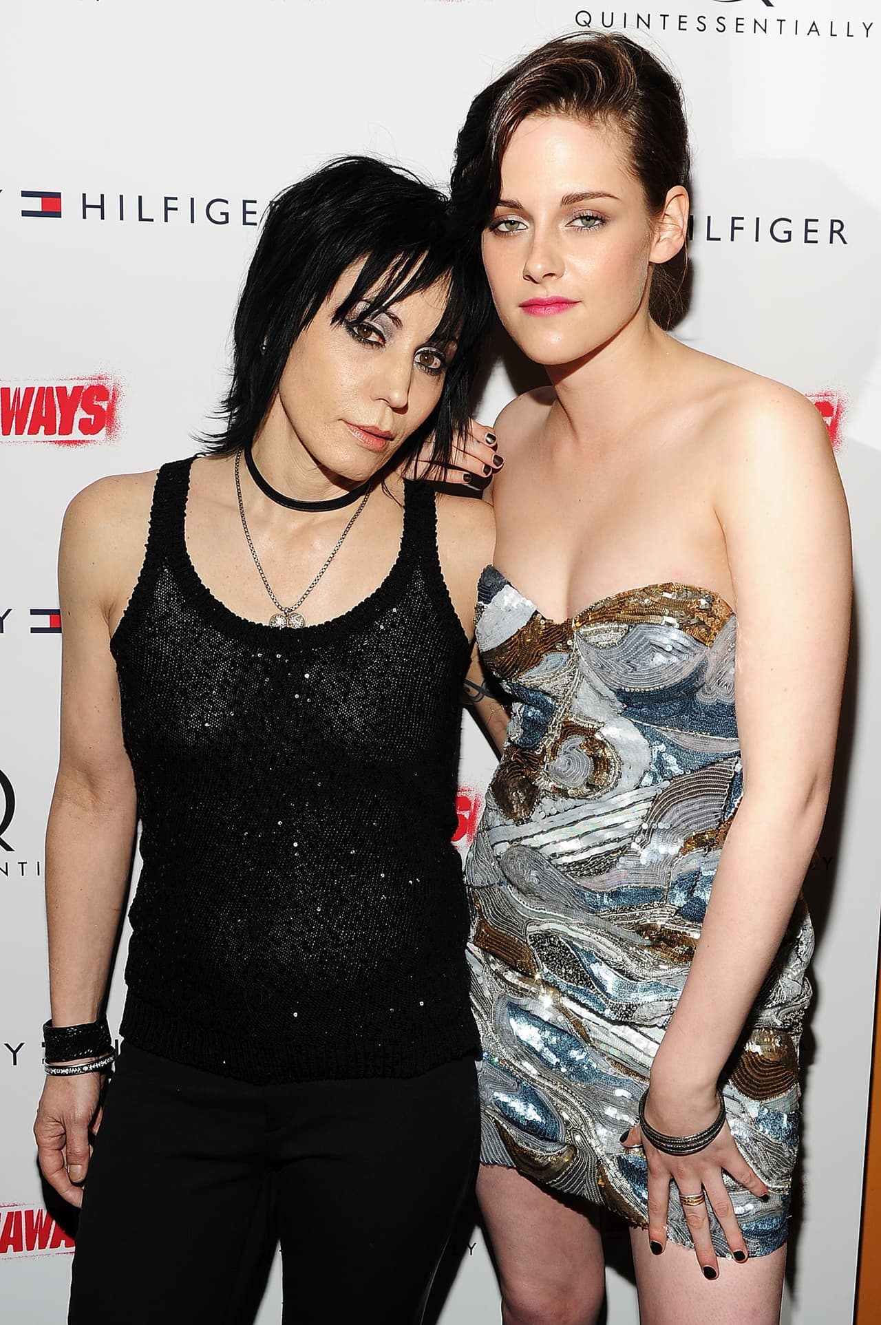 Previo a filmar ‘The Runaways’, que se estrenó en 2010, Kristen tuvo una estrecha colaboración con Joan Jett, a quien interpretó en dicha historia, para perfeccionar sus gestos y movimientos. Posteriormente, la cantante confesó que la eligió por su desempeño y dedicación.