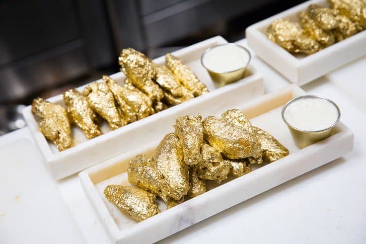 Estas alitas de pollo están cubiertas de oro y te las puedes comer