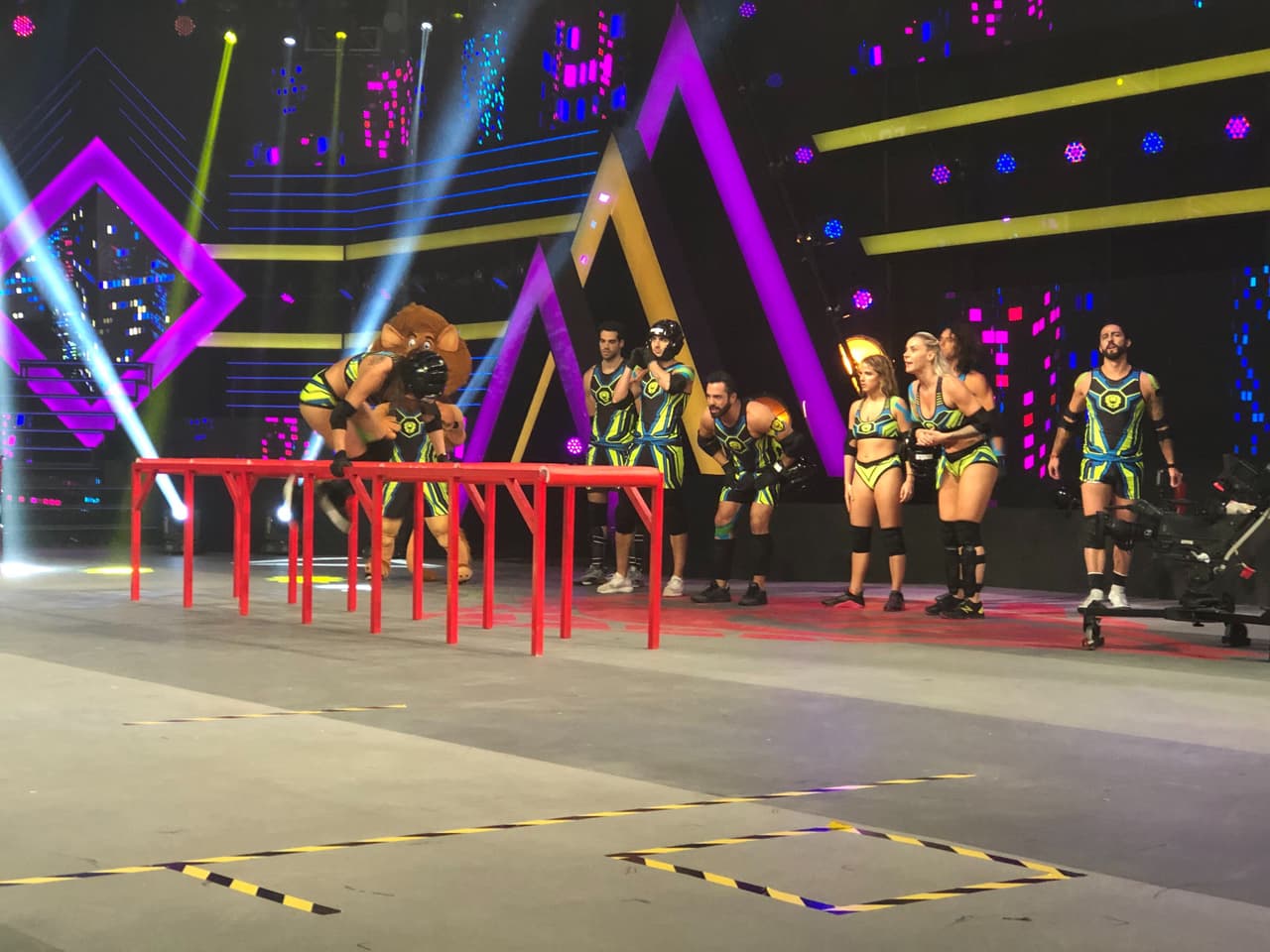 Después de realizar la dinámica Paredón del saber, la competencia continuó con Red Inclinada, un conocido circuito dentro del reality show.