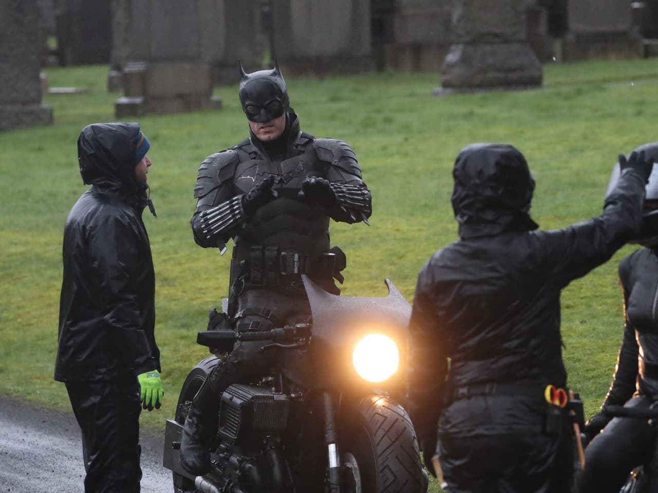 Otra cosa que destaca es que, por fin, podemos ver la motocicleta que usará el héroe en la cinta.