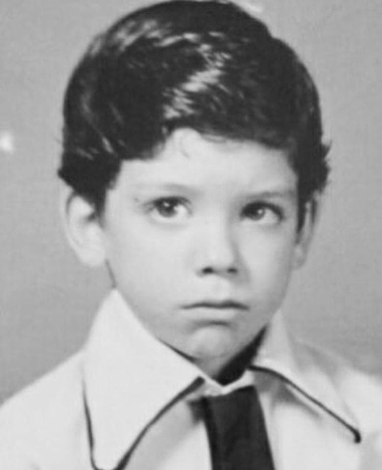 Cuánta ternura y seriedad, ni parece que es el conductor del programa más divertido de la televisión mexicana, ¿ya supiste quién es?