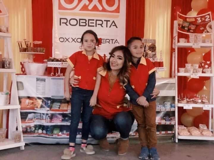 Incluso la caja, impresa en una lona y funcionando como barra de postres.