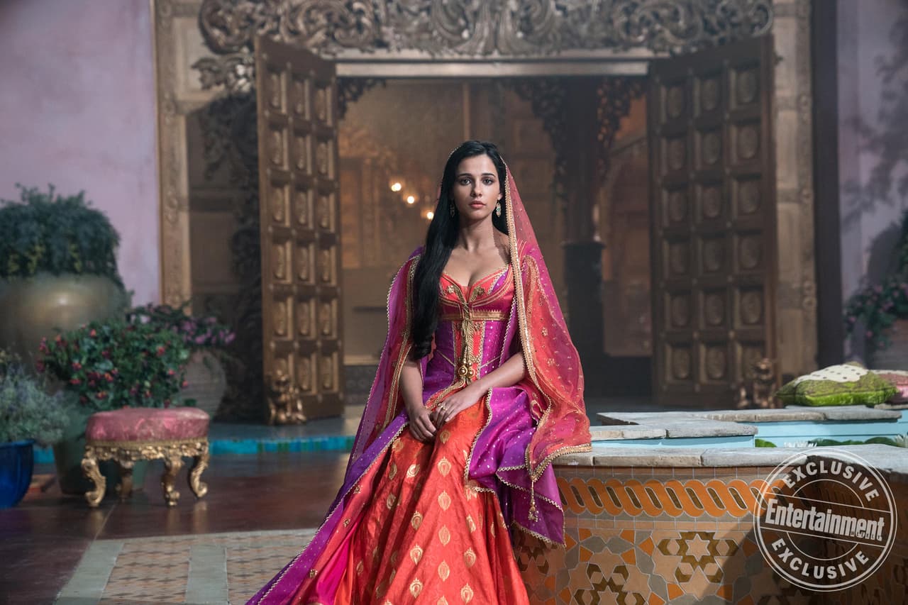 Luce tan bella con esos atuendos, el vestuario es hermoso.