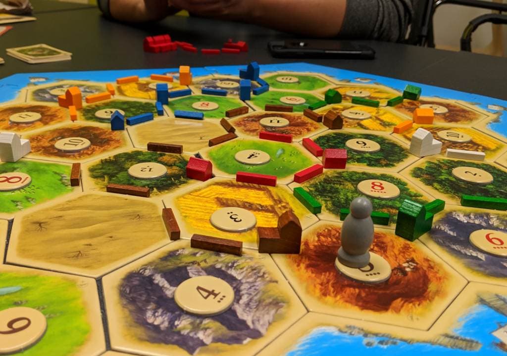 Empecemos con uno clásico de los clavados en estas lides del juego de mesa. Catán, un juego de mesa que trata de construir asentamientos en un tablero con territorio. Todo va bien hasta que vas comiendo espacio. Es ahí cuando debes de considerar en quién confiar.