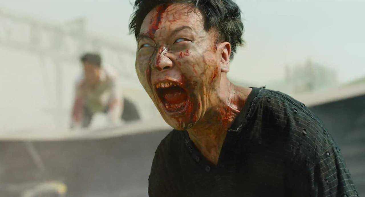Este filme dirigido por Yeon Sang-ho destacó rápidamente por el tratamiento estético y narrativo de la historia, ya que durante un viaje de Seúl a Busan se desata el apocalipsis zombie.