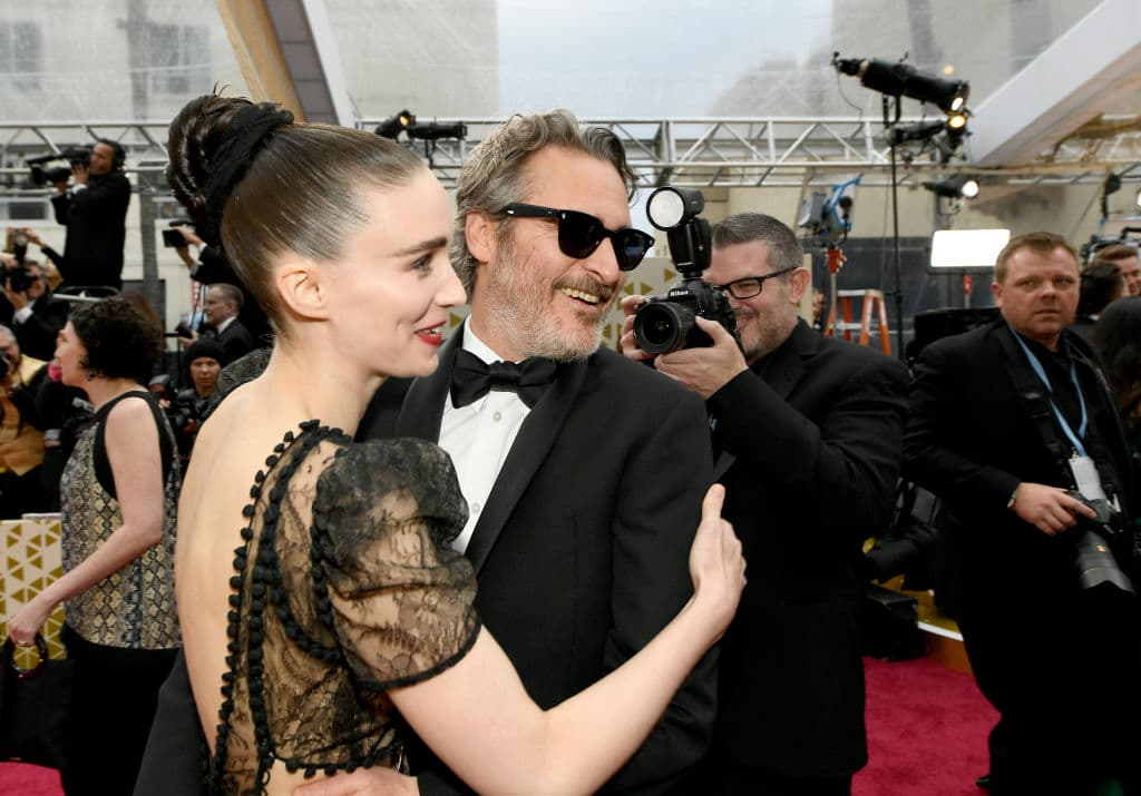 Joaquin Phoenix y Rooney Mara ya son papás y le pusieron River a su bebé