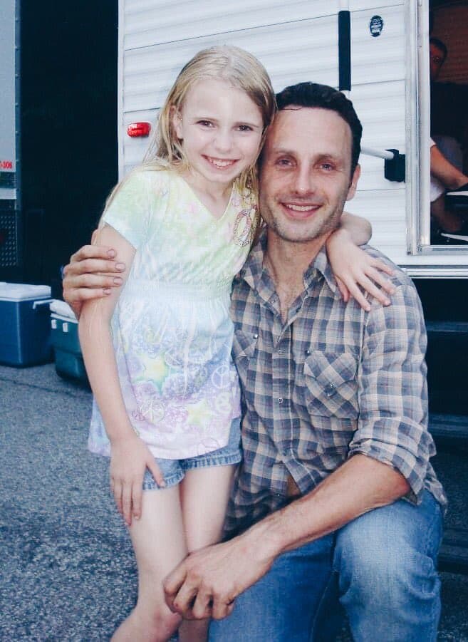 “Hace 10 años filmé un pequeño papel que cambió mi vida. Soy muy afortunada y me siento agradecida por todo lo que ese show me ha traído. Amo a mi #TWDFamilia y la comunidad alrededor de esta serie”, precisó.