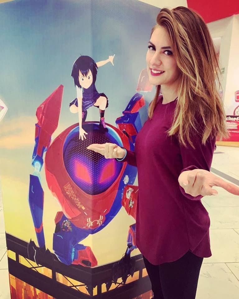 Aquí la vemos posando a lado de su personaje