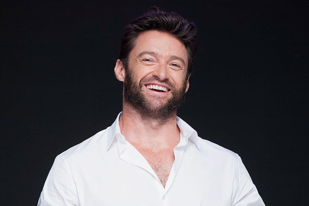 Siempre lo vemos sonriente, pero algunos momentos de su vida han sido complicados. Los primeros 18 meses de la vida de Hugh los pasó con sus padrinos. Sus papás, de origen inglés, se mudaron a Australia y se separaron cuando él tenía ocho años. Su mamá se regresó a Inglaterra y su padre, un contador, crió solo a cinco hijos; Huhg es el menor de sus hermanos.