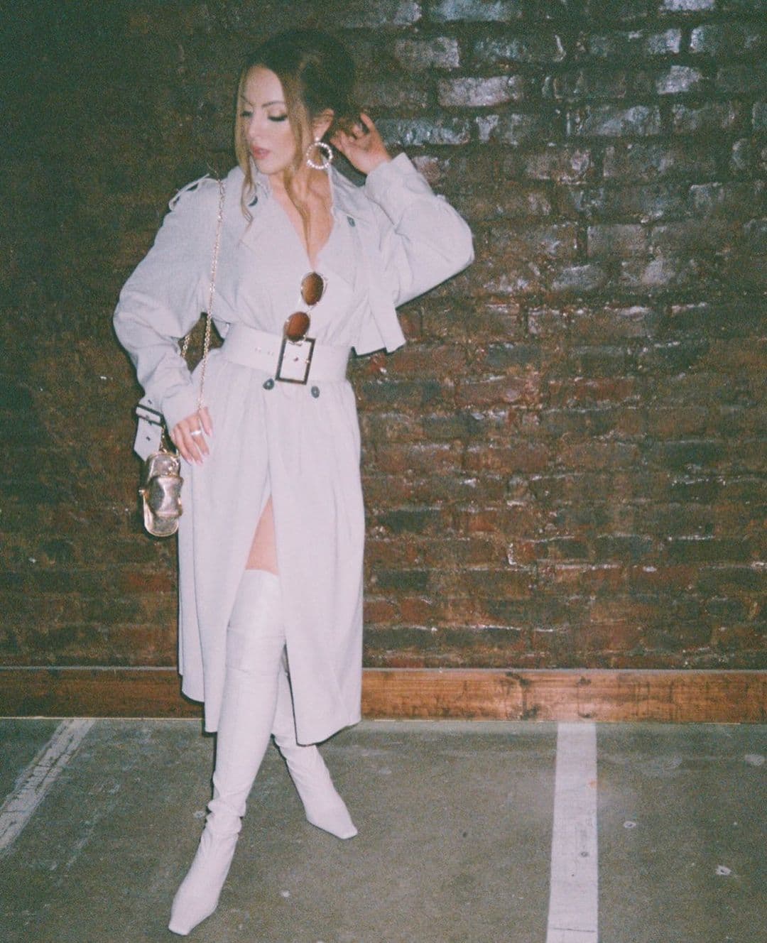 La amiga de Ariana Grande salió con una botas largas en esta postal que parece portada de álbum.