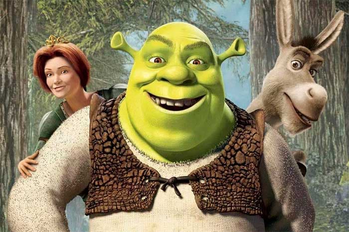 Un eructo accidental de Cameron Díaz se usó para la escena de la primera película en la que Burro dice "es igual de puerca que tú". Ambos momentos, el eructo y la frase, fueron improvisados por los actores de doblaje en inglés y se quedaron dentro de la cinta.