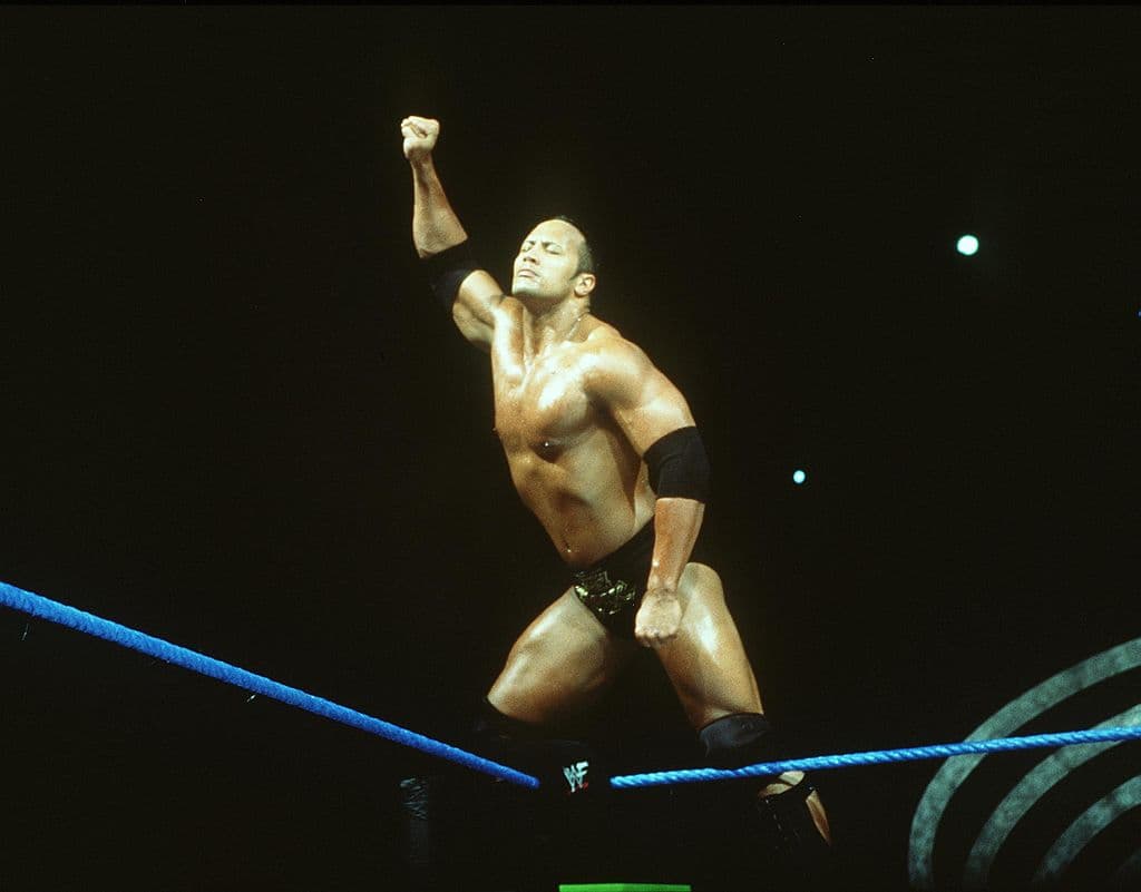 Y este pilón no es insólito, pero sí una foto épica de sus años en la WWF arriba del cuadrilátero, posando el 12 de junio de 2000 en Los Ángeles, California.