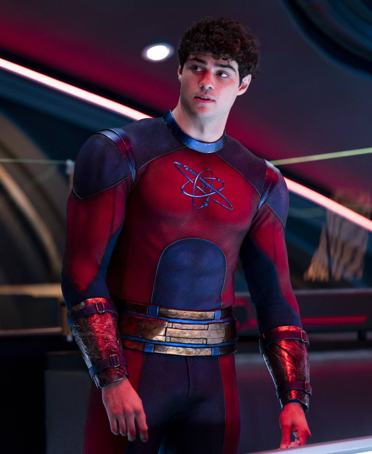 Atom Smasher/Albert Rothstein es interpretado por Noah Centineo.