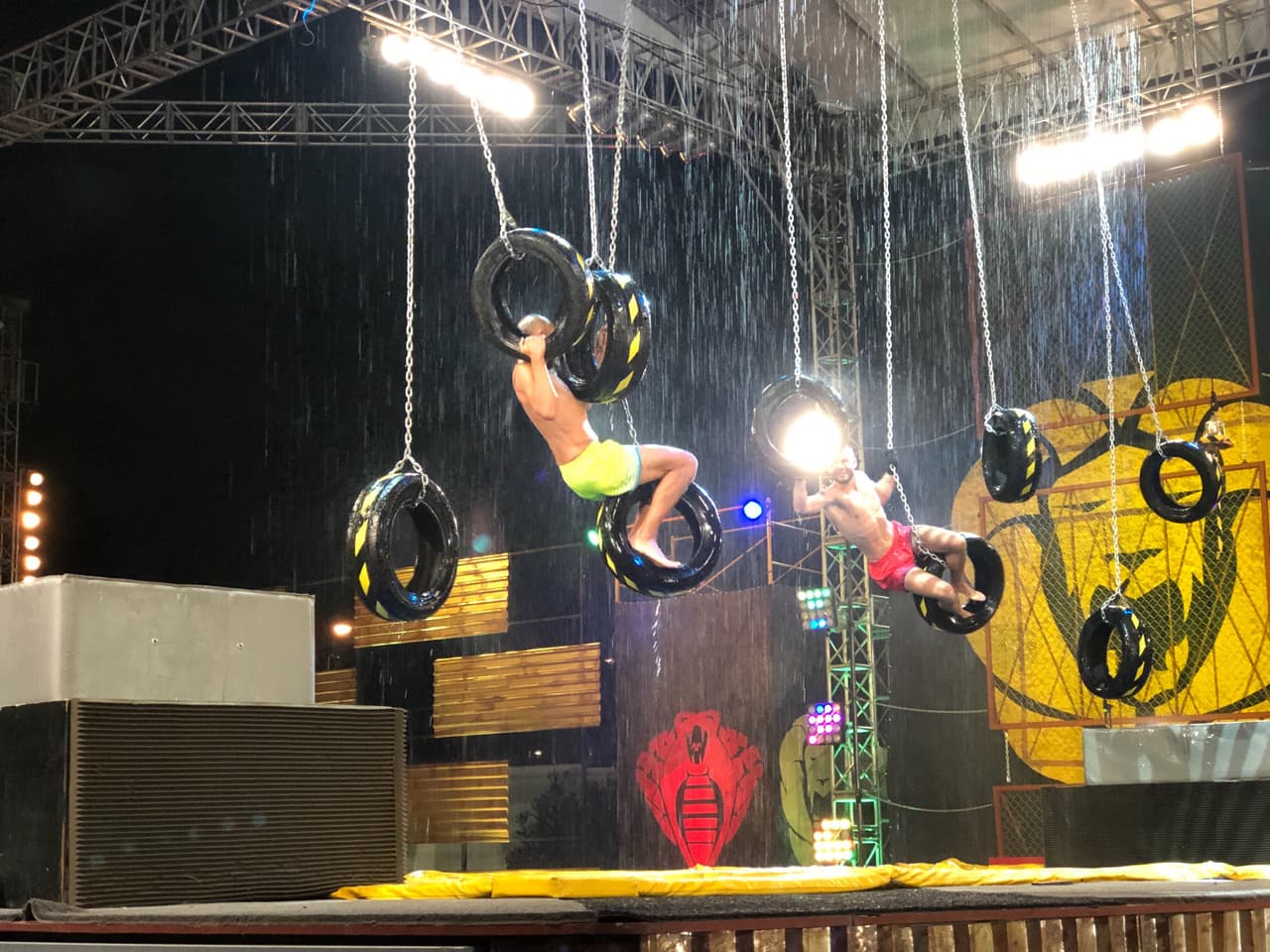 Sebastián perdió al tocar el agua en las ‘Llantas Colgantes’ y fue punto para Silverio, Luciana también le ganó a Aurélie. Rasta y Said P. se disputaron el duelo que fue para Leones, pero Cobras giró el dado y llegaron a 800 puntos.