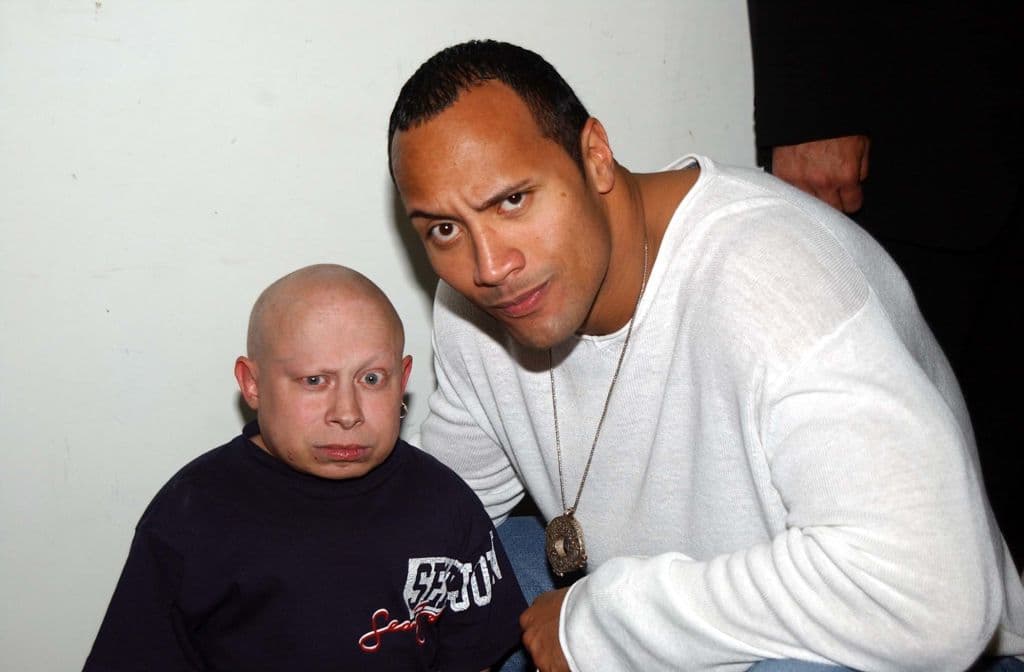 Y en el mismo evento, una foto en el backstage con Verne Troyer (Mini Me) en el Barker Hangar en Santa Mónica, California, Estados Unidos.